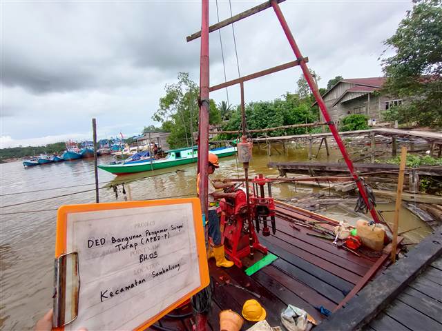 Rig hidrolik XY100 di tepi sungai, Sambaliung