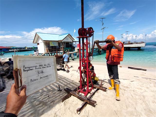 Sondir di pantai Pulau Derawan