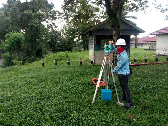 Surveyor dengan total station
